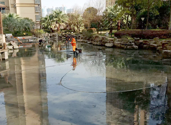 堆龙德庆景观池淤泥清理