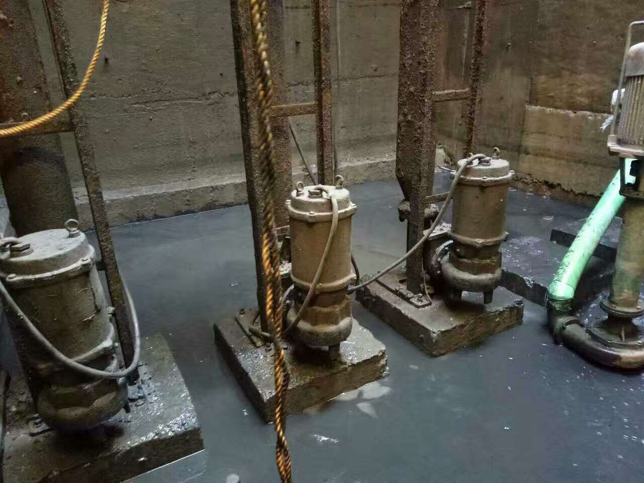 堆龙德庆污水池清理