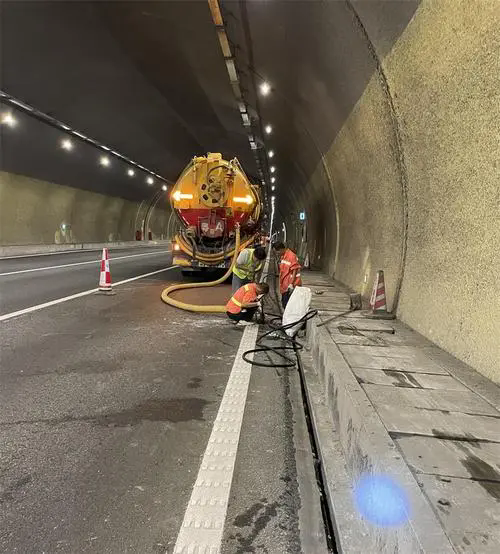 堆龙德庆隧道排水渠清淤